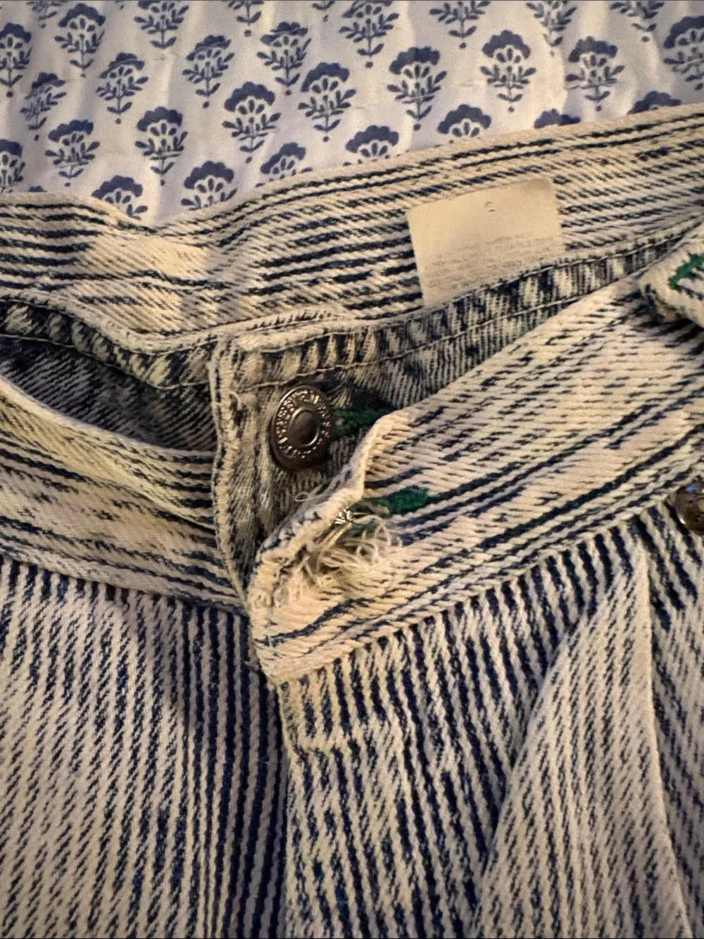 vintage Levi’s Light Blue Pinstripe Jeans - Picture 3 of 4